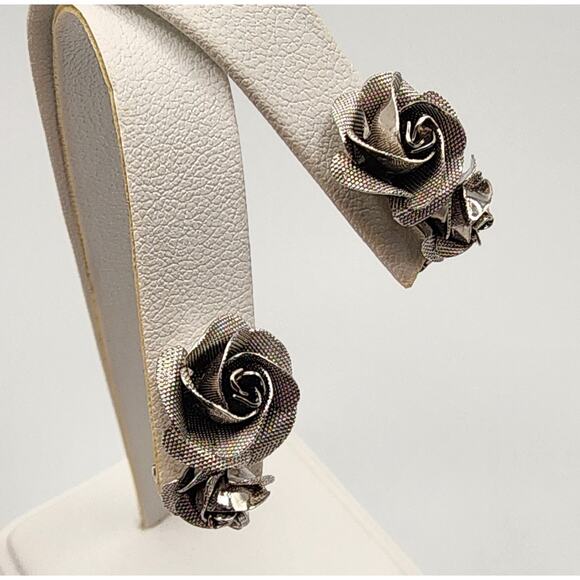 1950s Vintage Silver Mesh Rose Clip-On Earrings - Picture 7 of 8